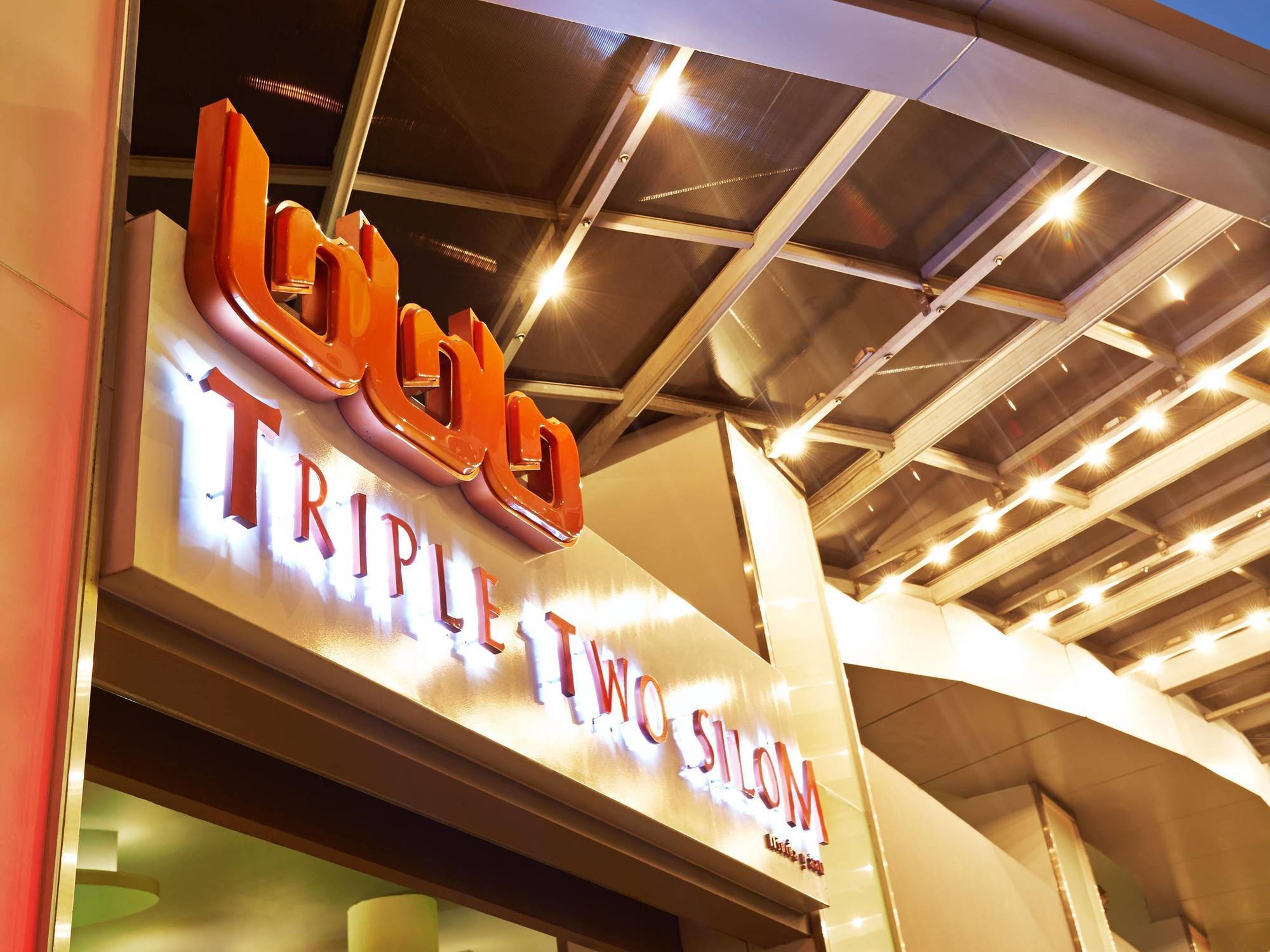 Triple Two Silom Otel Bangkok Dış mekan fotoğraf