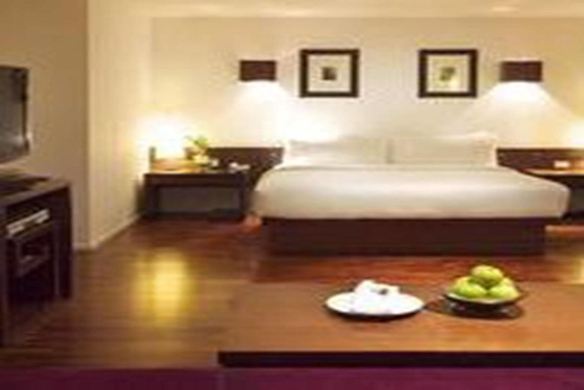 Triple Two Silom Otel Bangkok Dış mekan fotoğraf
